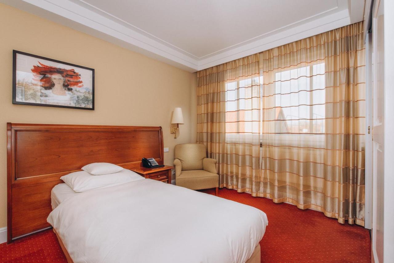 Hotel Moosburger Hof Пфафенхофен ан дер Илм Екстериор снимка